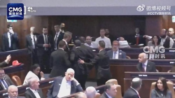 粤友优配 特朗普演讲，现场发生混乱